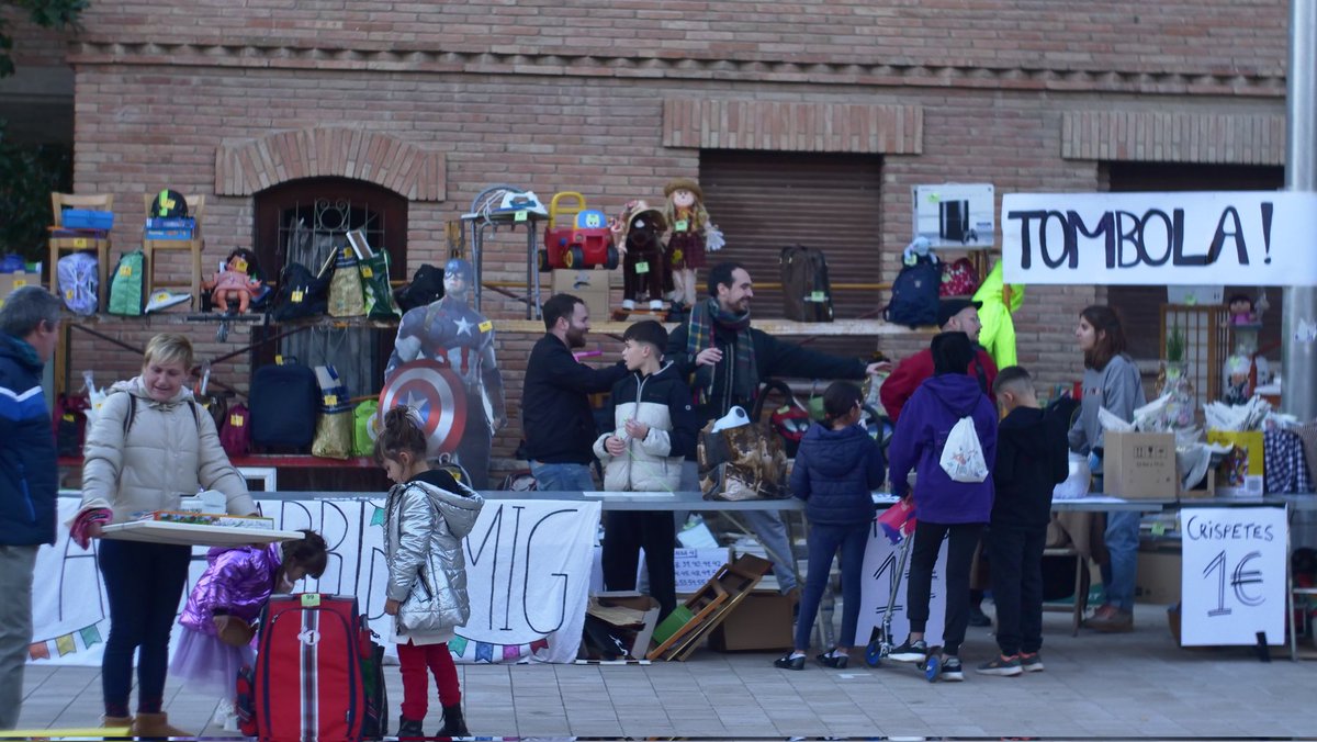 📢 Tothom a la plaça Major que hi ha tómbola!