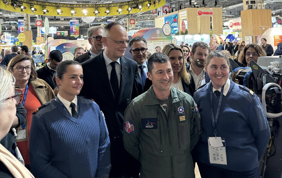 🤝🏻 <a href="/EPhilippe_LH/">Edouard Philippe</a> et de nombreux élus #Horizons se sont rendus au Salon des maires et des collectivités.

Une visite sous le signe de rencontres avec de nombreux acteurs institutionnels, économiques, associatifs… Ainsi que des échanges sur les enjeux de nos territoires. C’est par