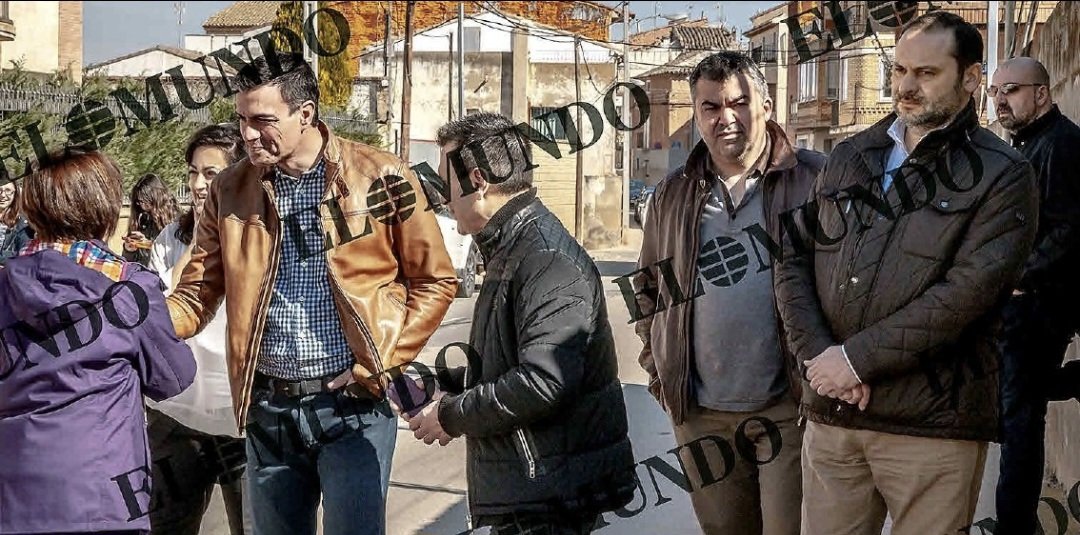 alb_olmos's tweet photo. Es que la foto es increíble. Parece un instante cualquiera de una fiesta patronal en un pueblo, pero, sabiendo quién es cada cual, se eleva a piedra Rosseta de 6 años de gobierno. https://t.co/dG5C6wBxBp