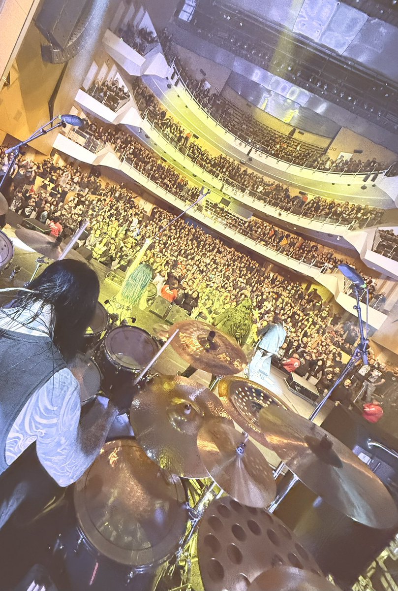 ¡Querétaro! ¡Qué audiencia tan maravillosa y qué hermoso lugar! Ustedes estuvieron bastante ruidosos y alocados, ¡tal como nos gusta! ¡Gracias por pasar la noche del viernes con Arch Enemy! ¡Nuestro próximo show en el largo camino al inframundo es en Aguascalientes este domingo!