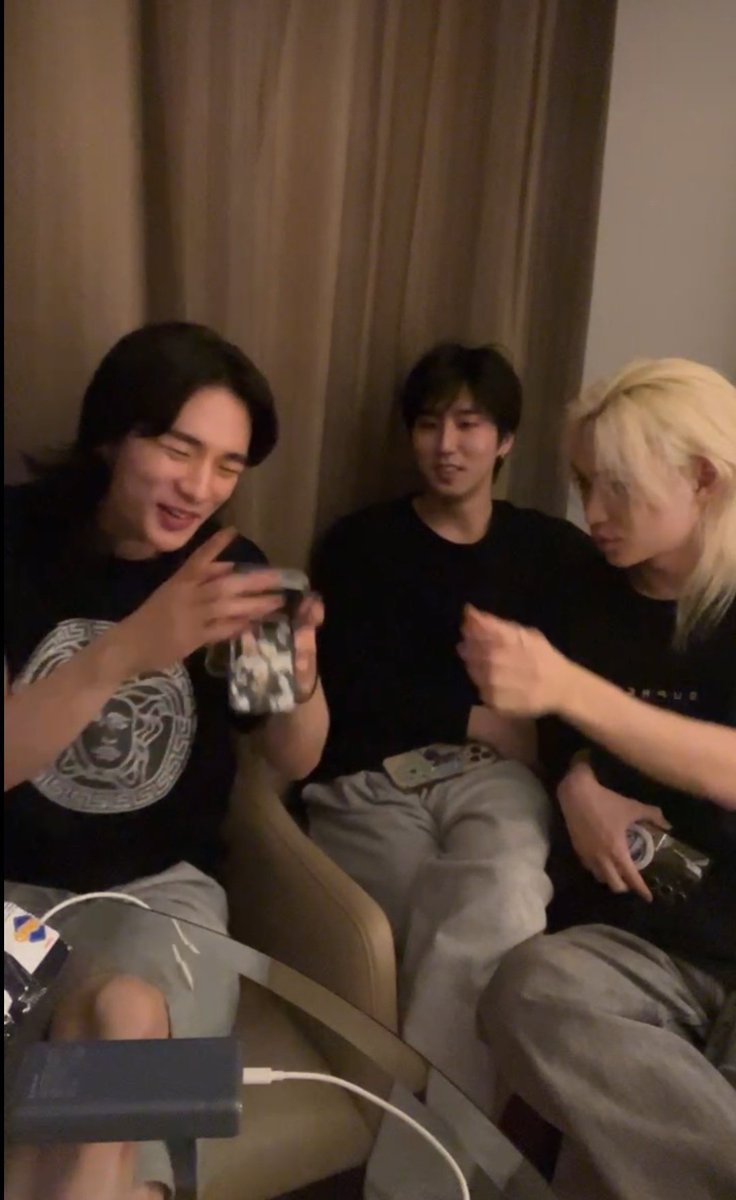 lovestayriva's tweet photo. HWANG HYUNJIN EATING PIATTOS (really classic local chips) never thought I'd see the day !?! https://t.co/iJ7mZ1M8Ke