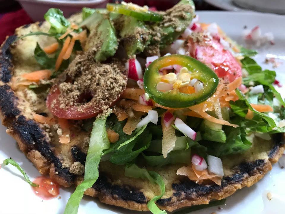 pupusasymas's tweet photo. Una tostada Salvadorena 🇸🇻es un platillo típico de la gastronomía de Salvadorena que consiste en una tortilla de maíz frita hasta que se vuelve crujiente, sobre la cual se coloca una variedad de ingredientes. Las tostadas pueden variar mucho según la región de  y el gusto personal, pero siempre mantienen ese carácter fresco y crujiente que las hace tan populares. Son ideales para compartir en reuniones familiares o para disfrutar como un almuerzo ligero.