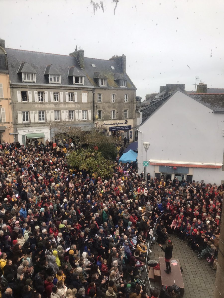 🎵✊« Écoutez le bruit de leurs sabots… » À #Douarnenez, les Penn sardin ont bravé la pluie pour frissonner à l’écoute d’une foule chantante de plusieurs centaines de personnes, commémorant les 100 ans de la grève des sardinières de 1924.