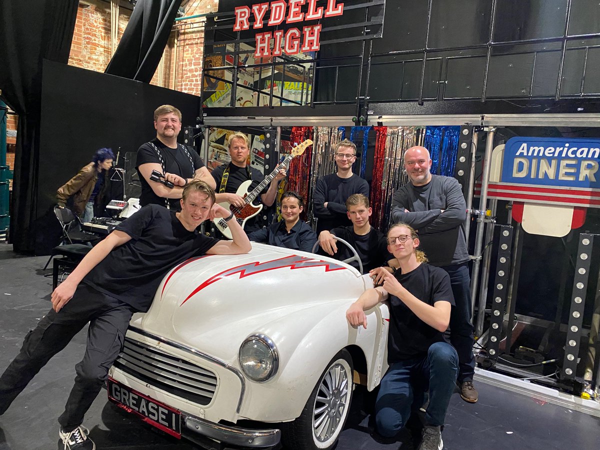 One more show tonight with this epic band. Great work all and have fun in the last performance!