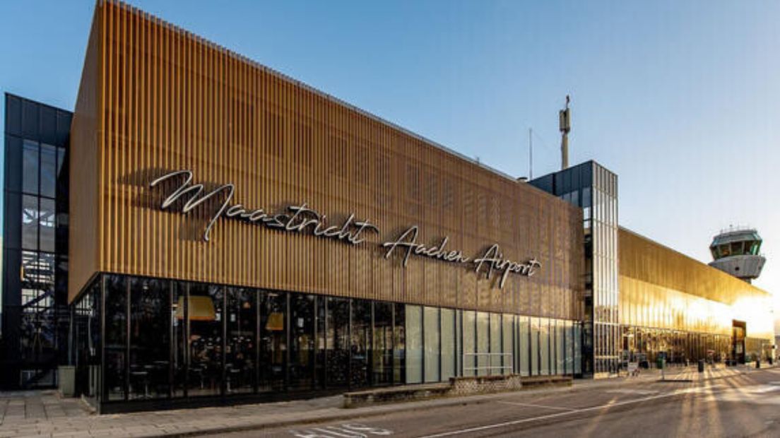 Duncan_Zeedzen's tweet photo. Morgenochtend (zondag 24-11) uitgenodigd om tijdens het live radio programma "De Stemming" op @L1_Nieuws  te praten over Maastricht Aachen Airport. Dit naar aanleiding van de behandeling van de basisrapportage MAA afgelopen vrijdag.

🍀🍀🍀

 https://t.co/gulCG1mnTe #l1 https://t.co/zjM42Gv0wR