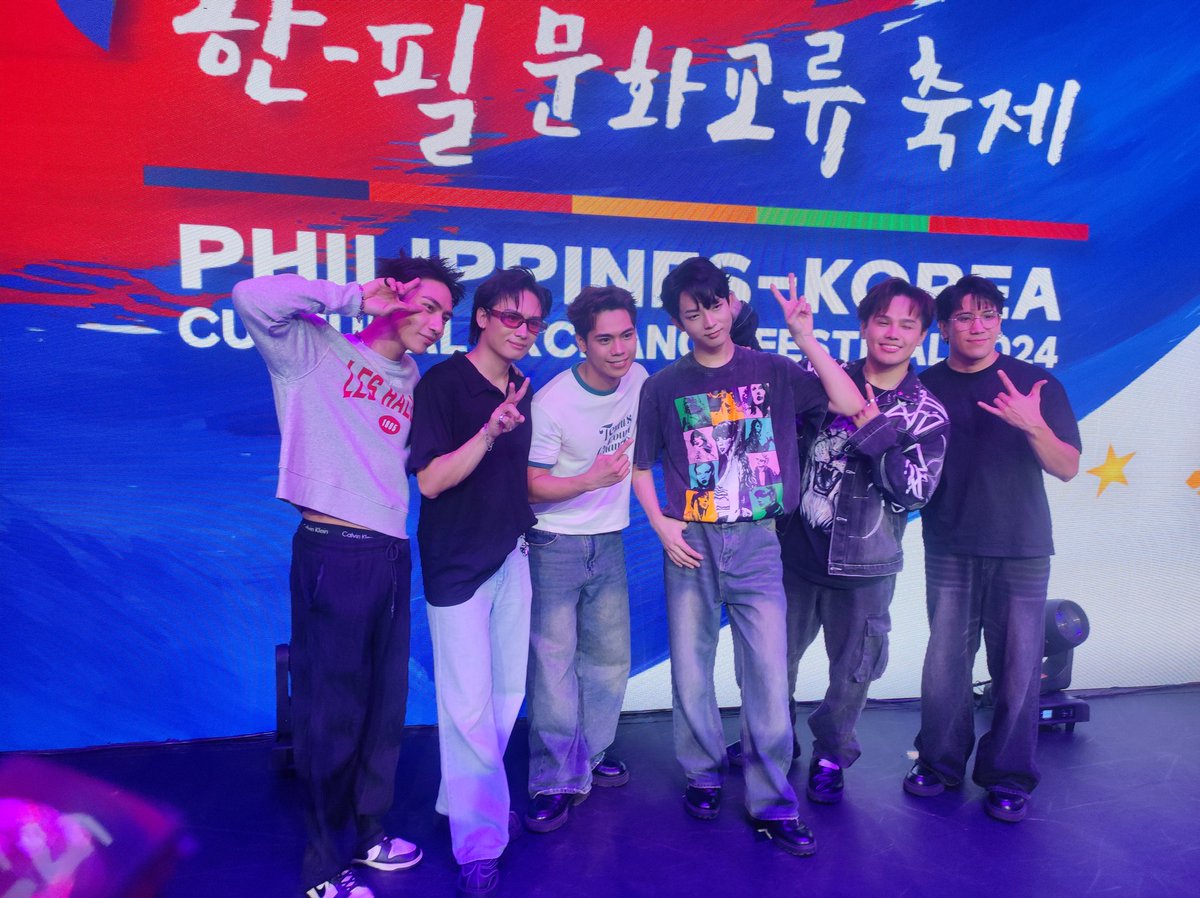 May mga gwapo daw kanina sa Aliw Theater... 🤔 
Kaya dun muna ako nag office para pasimple photo 🫢

1ST ONE AT PHILKOR 2024
<a href="/1stoneOfficial/">1ST ONE</a> #1stOne #1stOne_WalaNgIba #PhilKorFest