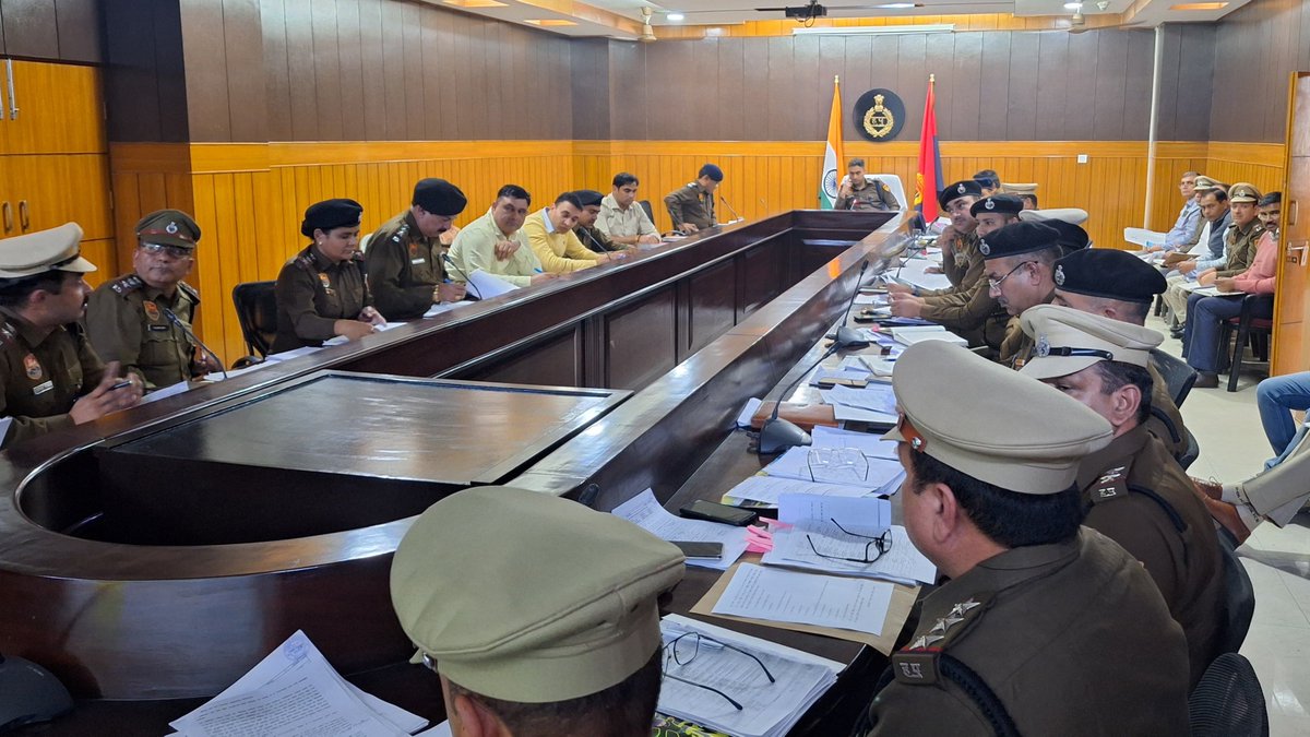 PANIPAT_POLICE's tweet photo. #SPश्री लोकेंद्र सिंह IPS ने अपराध गोष्ठी का आयोजन पर अपराधों की रोकथाम के लिए थाना प्रबंधकों, क्राइम युनिट प्रभारी व अधिकारियों को दिए सख्त निर्देश

दर्ज किसी भी मुकदमें की जांच बेवजह लंबे समय तक पेंडिंग न रखें, तय सीमा में जांच पूरी कर माननीय न्यायालय में चालान पेश करें https://t.co/EKyKPPqBna
