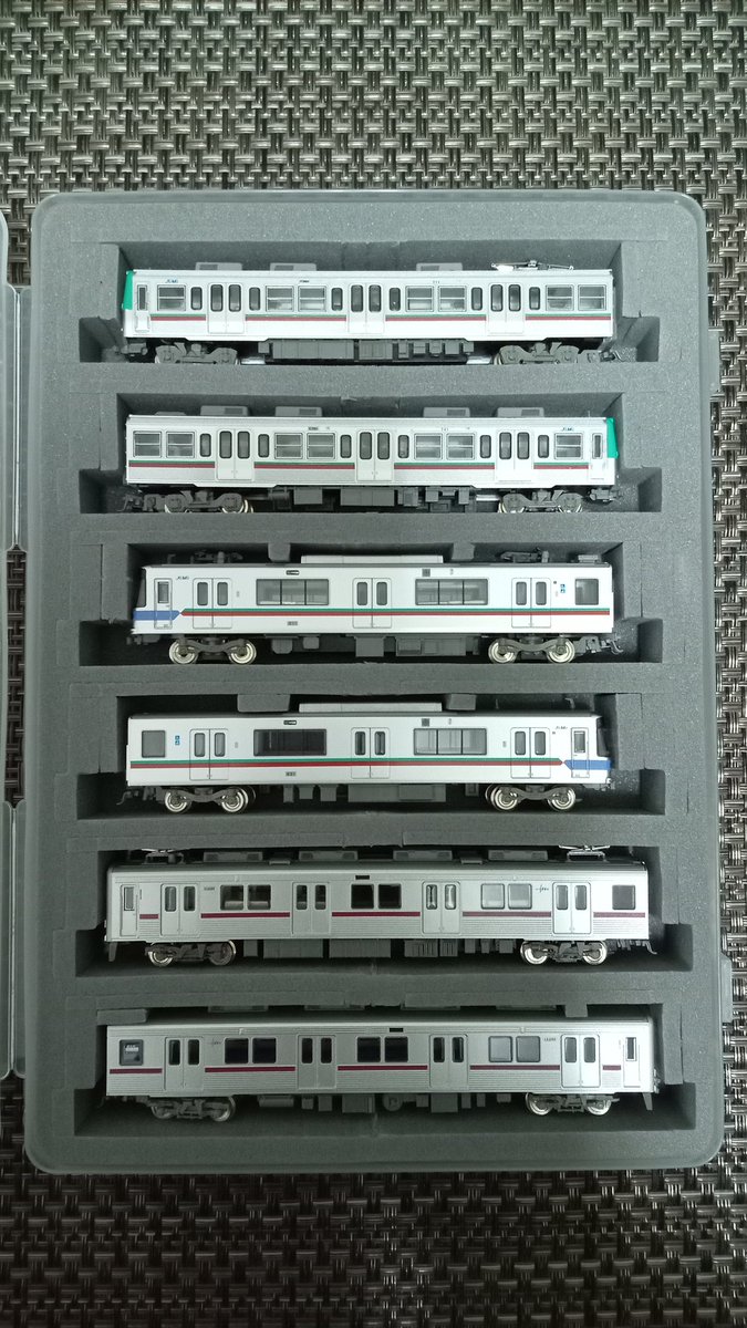 OtWYOFKkjqEl0O6's tweet photo. 上電800形の動力化改造完了！
Nshellさんの車両ケースに入れ、上電700形・800形に東武10000型と、赤城駅に来る電車のケースになりました。
#TOMIX
#TOMYTEC
#Nshell
#上電
#上毛電気鉄道 https://t.co/OhUoVq3T3j