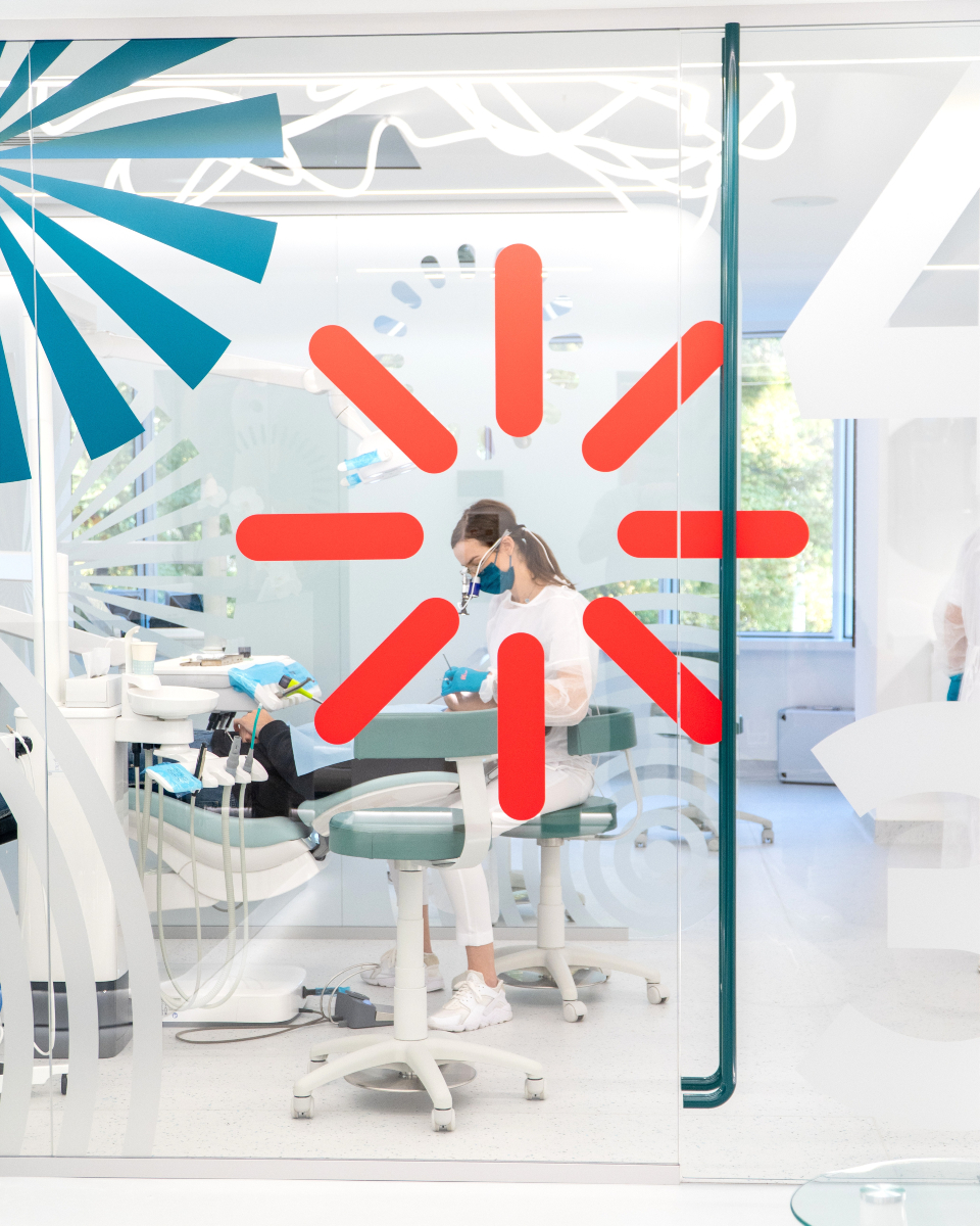 ClinicaLuminos's tweet image. Așteptarea nu a fost niciodată mai interesantă! 🕒🔍 Din sala de așteptare poți să vezi toată acțiunea și să te inspiri pentru propria ta aventură în programare. 🚀💻 Nu rata spectacolul! #Programare #Inspirație