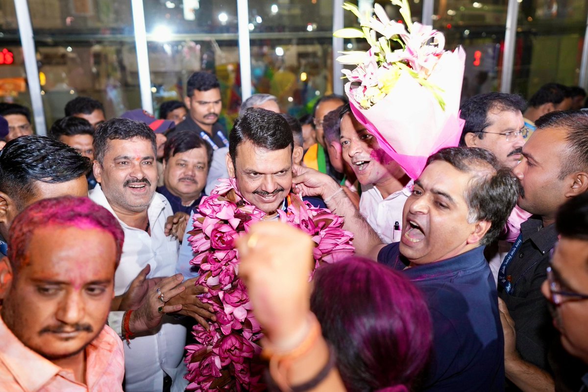 Dev_Fadnavis's tweet photo. नतमस्तक...
मन:पूर्वक धन्यवाद नागपूर !🪷

नागपूर येथे आगमन होताच गुलाल उधळत कार्यकर्त्यांनी एकच जल्लोष केला, आपल्या सर्वांचे हक्काने सोबत असणे माझ्यासाठी कायम प्रेरणादायी आणि नवीन ऊर्जा देणारे असते! जनता जनार्दन, असेच आशीर्वाद असू द्या..🙏
Ever grateful Nagpur ❤️

(📍नागपूर | 23-11-2024)
#Maharashtra #Nagpur #MahaYutiWins