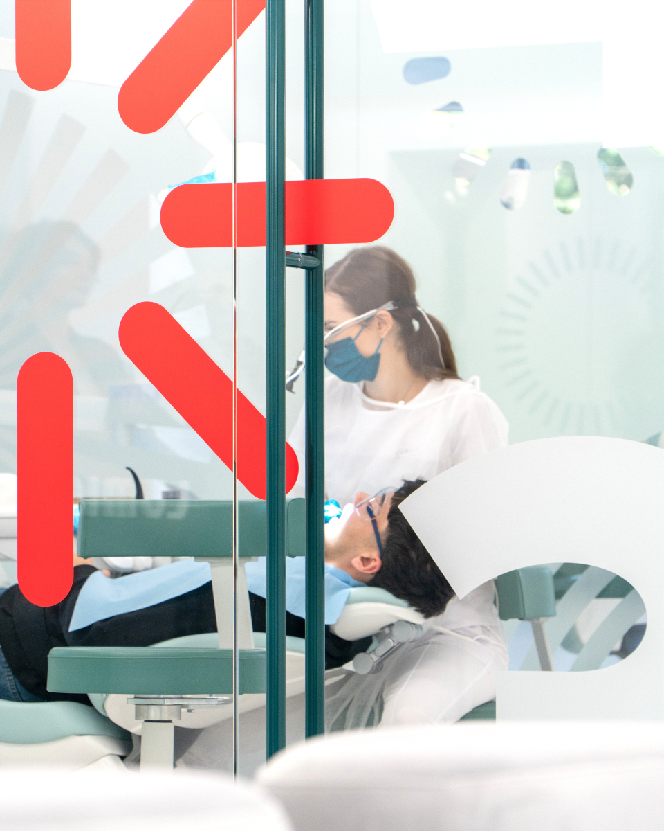 ClinicaLuminos's tweet image. Așteptarea nu a fost niciodată mai interesantă! 🕒🔍 Din sala de așteptare poți să vezi toată acțiunea și să te inspiri pentru propria ta aventură în programare. 🚀💻 Nu rata spectacolul! #Programare #Inspirație