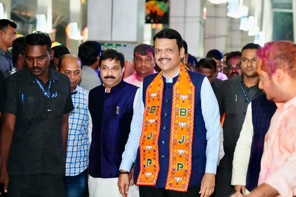 Dev_Fadnavis's tweet photo. नतमस्तक...
मन:पूर्वक धन्यवाद नागपूर !🪷

नागपूर येथे आगमन होताच गुलाल उधळत कार्यकर्त्यांनी एकच जल्लोष केला, आपल्या सर्वांचे हक्काने सोबत असणे माझ्यासाठी कायम प्रेरणादायी आणि नवीन ऊर्जा देणारे असते! जनता जनार्दन, असेच आशीर्वाद असू द्या..🙏
Ever grateful Nagpur ❤️

(📍नागपूर | 23-11-2024)
#Maharashtra #Nagpur #MahaYutiWins
