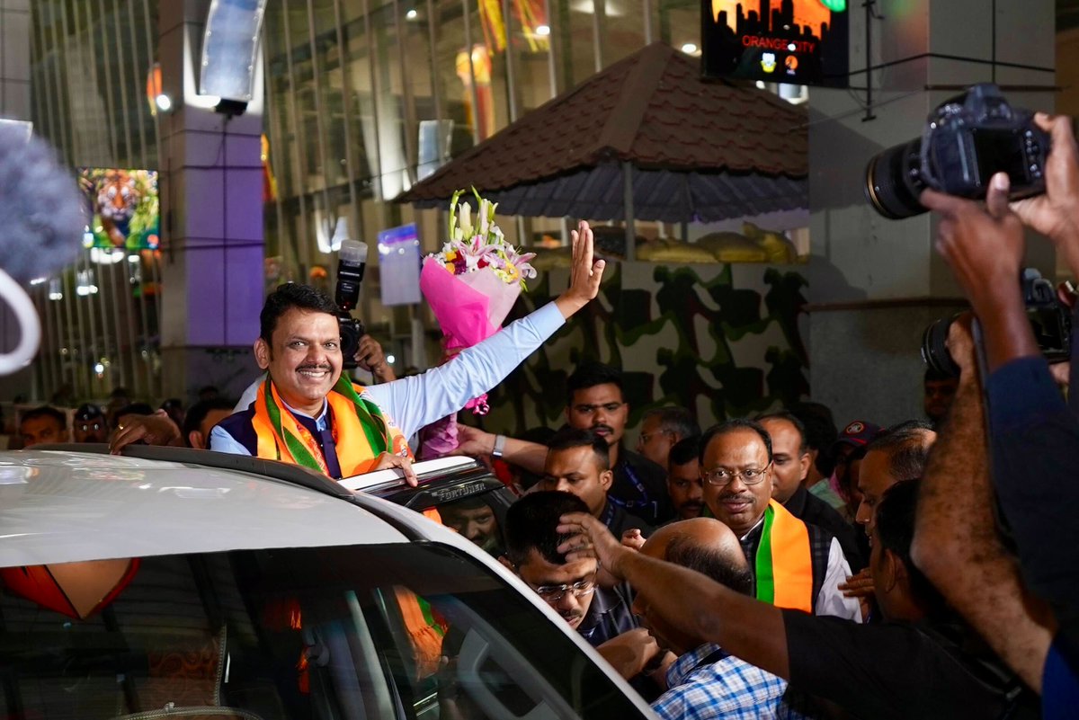 Dev_Fadnavis's tweet photo. नतमस्तक...
मन:पूर्वक धन्यवाद नागपूर !🪷

नागपूर येथे आगमन होताच गुलाल उधळत कार्यकर्त्यांनी एकच जल्लोष केला, आपल्या सर्वांचे हक्काने सोबत असणे माझ्यासाठी कायम प्रेरणादायी आणि नवीन ऊर्जा देणारे असते! जनता जनार्दन, असेच आशीर्वाद असू द्या..🙏
Ever grateful Nagpur ❤️

(📍नागपूर | 23-11-2024)
#Maharashtra #Nagpur #MahaYutiWins