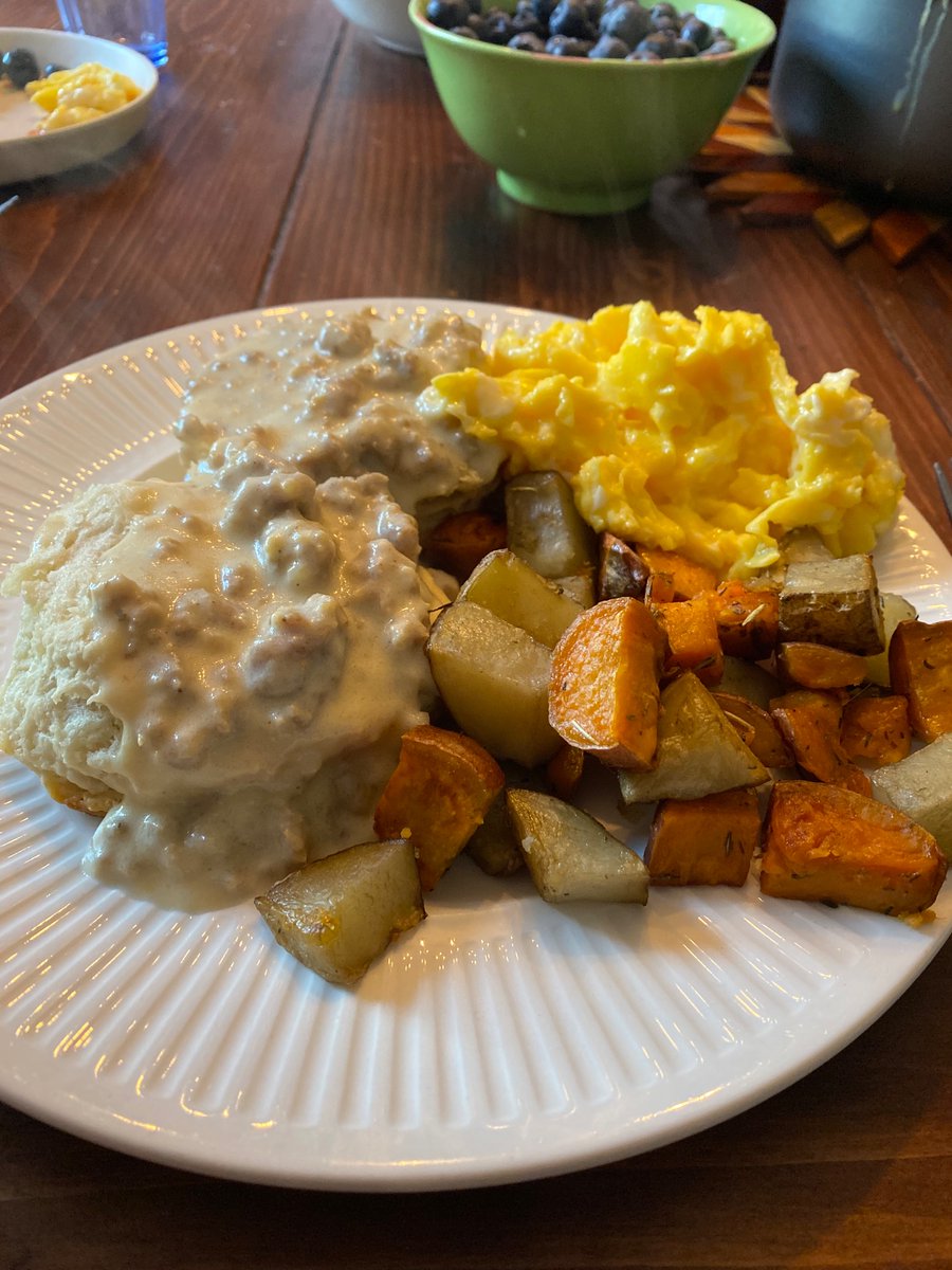 jotaycla's tweet photo. @aaashlynv Not that one but I have a couple other of his books. Here my breakfast. Saturday special. https://t.co/MhvxUqVUnA