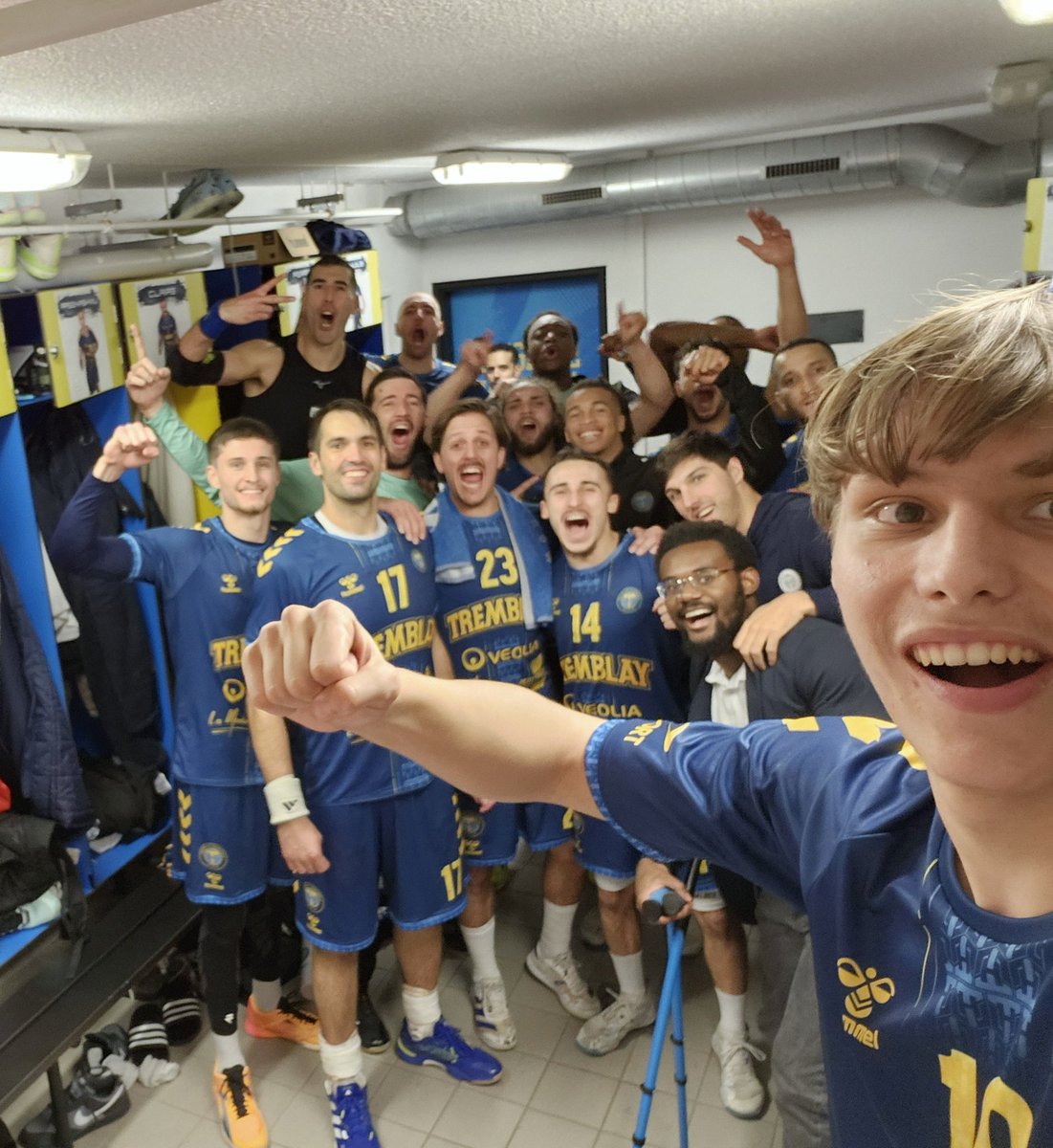 CyrilDumoulin's tweet photo. Grosse victoire contre Chartres dans un palais en feu 🔥
Fier de faire encore partie de cette équipe qui ne lâche rien !!!! 🤜🤛
#tremblayhandball #Handball #HandballLife #HandballGame #HandballTeam #HandballVictory #WeAreHandball #HandballCommunity https://t.co/9LszqXliJQ