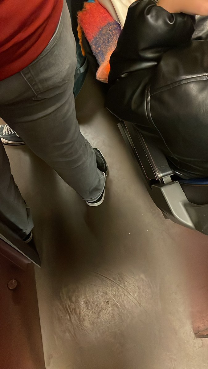 FRMichelangelo's tweet photo. Onderweg naar de Kuip, nog een half uur staan in de trein. Kanker https://t.co/TVLl5J8yEf