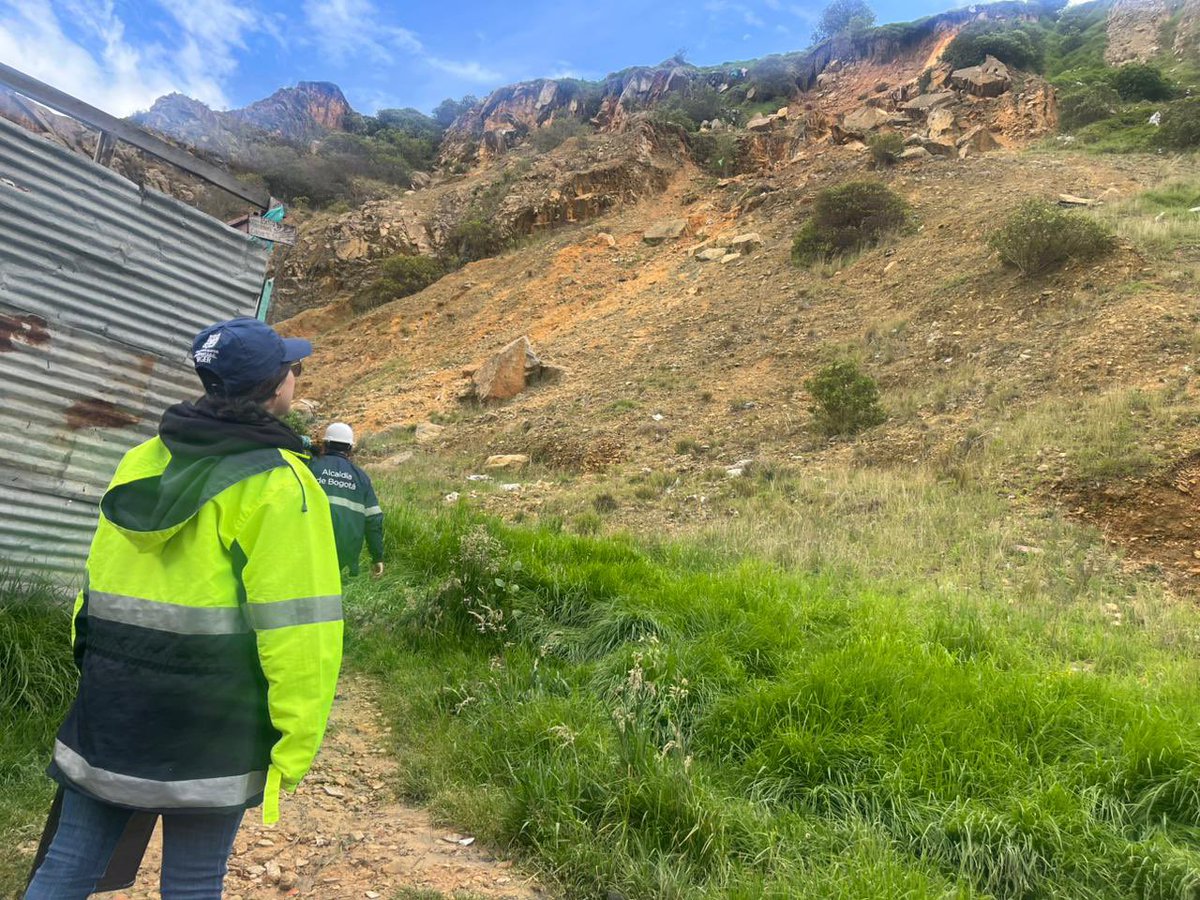 IDIGER's tweet photo. #IdigerInforma 🚨 En la vía Quiba, @ALCBolivar,se reportó remoción en masa. 

 Recomendamos la evacuación de dos predios que se vieron afectados. Continuamos con el monitoreo constante en la zona. https://t.co/ZC07ekQ5kq
