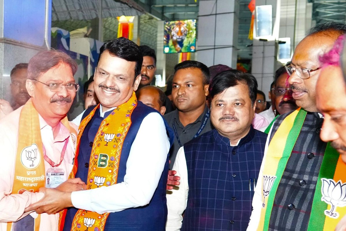 Dev_Fadnavis's tweet photo. नतमस्तक...
मन:पूर्वक धन्यवाद नागपूर !🪷

नागपूर येथे आगमन होताच गुलाल उधळत कार्यकर्त्यांनी एकच जल्लोष केला, आपल्या सर्वांचे हक्काने सोबत असणे माझ्यासाठी कायम प्रेरणादायी आणि नवीन ऊर्जा देणारे असते! जनता जनार्दन, असेच आशीर्वाद असू द्या..🙏
Ever grateful Nagpur ❤️

(📍नागपूर | 23-11-2024)
#Maharashtra #Nagpur #MahaYutiWins