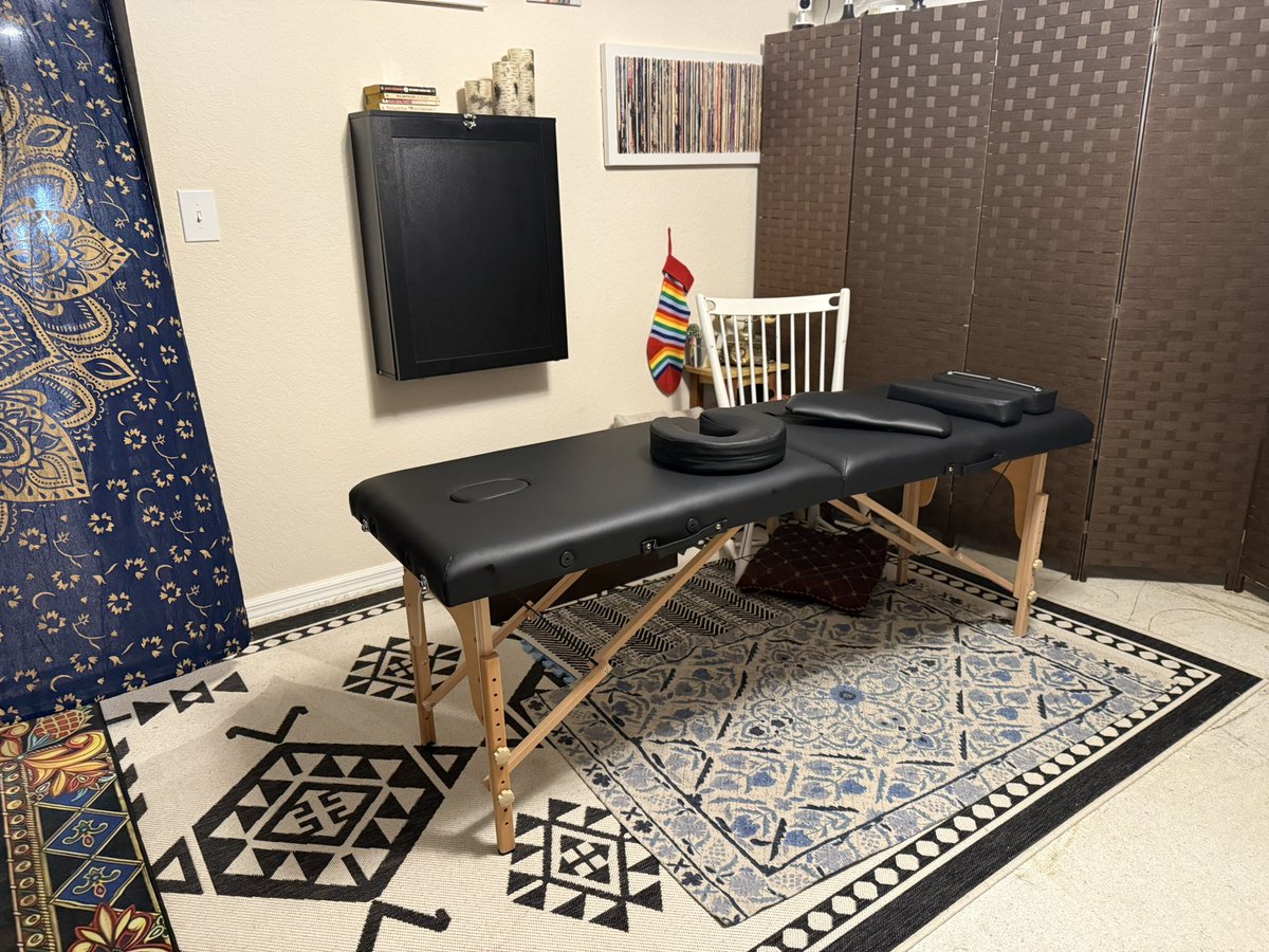 CatherineFoxx's tweet photo. Look what I got! I would be excited but it’s looking like my shoot might be cancelled today 😢🤬 #massagetable https://t.co/yxW2SHcrHm