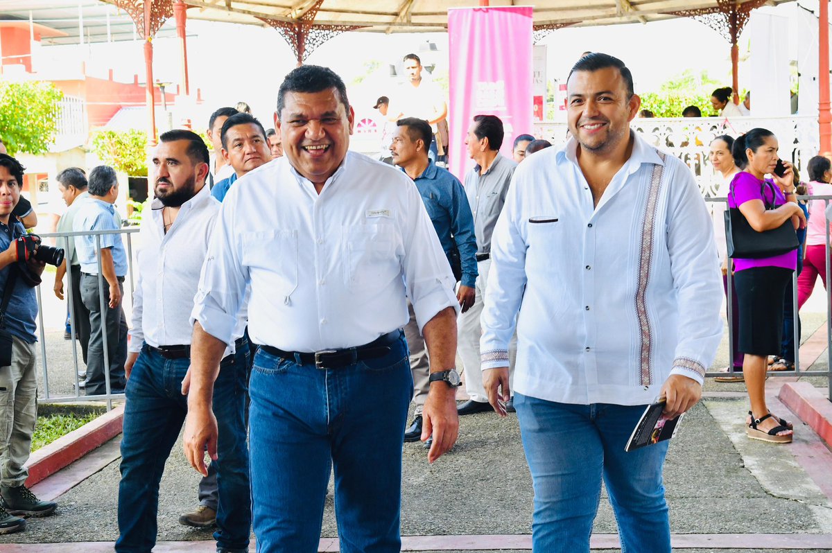 Estamos desde muy temprano en Astapa, Jalapa, a donde llevamos todos los servicios del #GobiernoDelPueblo. En territorio atendemos directamente las necesidades del pueblo. Agradezco al presidente José Manuel Hernández Pérez por recibirnos y acompañarnos.