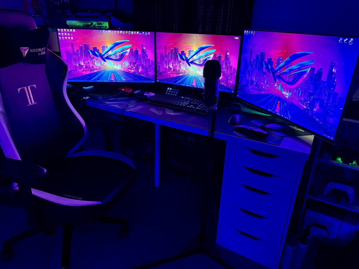 Tagzz2K's tweet photo. Just finished cleaning up my setup and dusting all of my equipment and I also got my wife her own PC setup. A true family game room ๐๐พ a His and Hers โค๏ธ and I know I need to get her a better gaming chair ๐
#DualPC #PS5Pro #4KOLEDMonitors https://t.co/jo9C0zDXfH