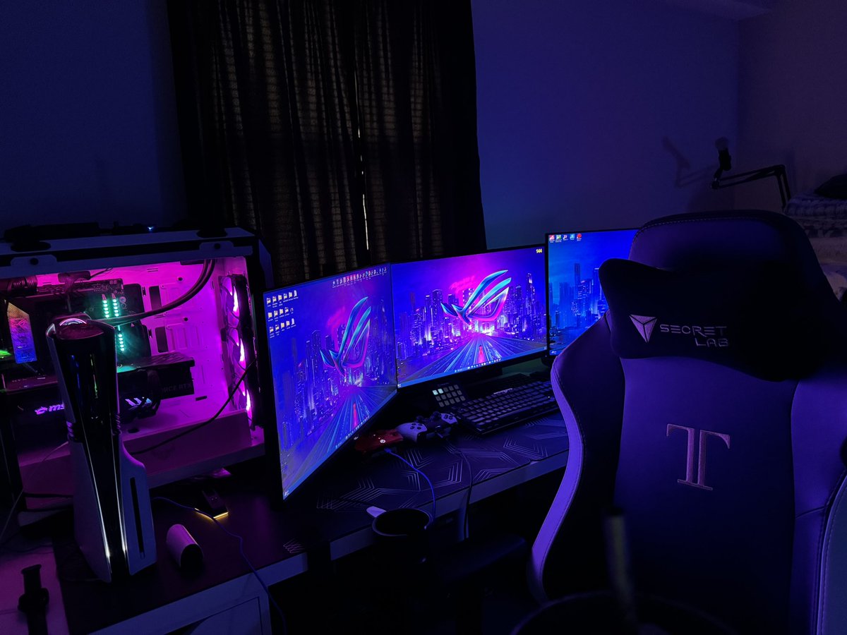 Tagzz2K's tweet photo. Just finished cleaning up my setup and dusting all of my equipment and I also got my wife her own PC setup. A true family game room ๐๐พ a His and Hers โค๏ธ and I know I need to get her a better gaming chair ๐
#DualPC #PS5Pro #4KOLEDMonitors https://t.co/jo9C0zDXfH