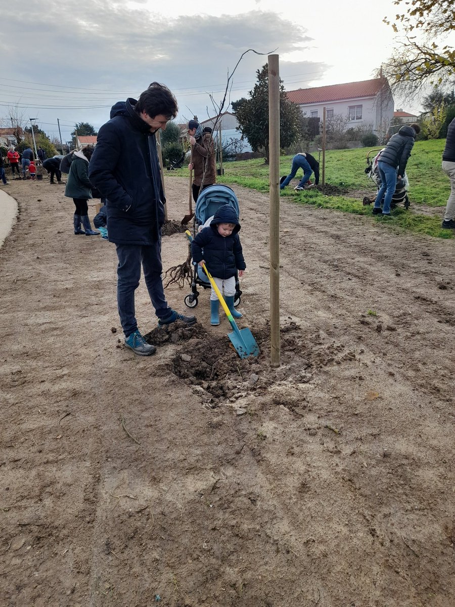 Les élus de <a href="/ClissonVille/">Ville de Clisson</a> sur le terrain avec madame le maire <a href="/Loluneau/">Laurence LUNEAU</a> 
Le Conseil municpal des enfants au travail le samedi matin à la maison de l'enfance et une trentaine de famille pour planter un arbre avec l'opération une naissance un arbre, au fief des pommiers