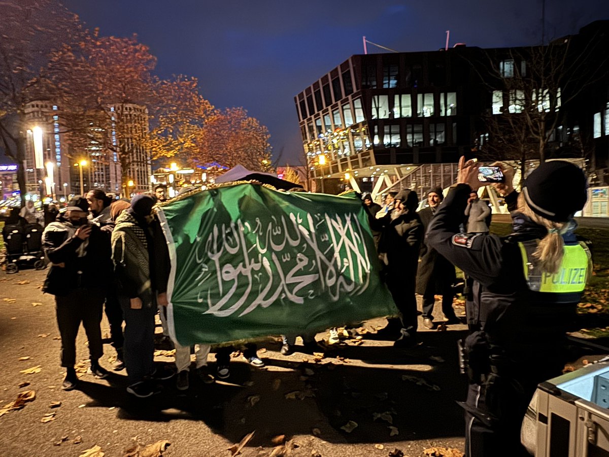 chefreporterNRW's tweet photo. In #Essen starten gleich knapp 150 #Islamisten zu einer Demo durch die Innenstadt, es werden salafistische Fahnen mit arabischen Schriftzeichen gezeigt. vollverschleierte Frauen müssen getrennt am Ende der Demo laufen. #israel #Antisemitismus #hamas #migration #polizei https://t.co/iY53NqdV6J