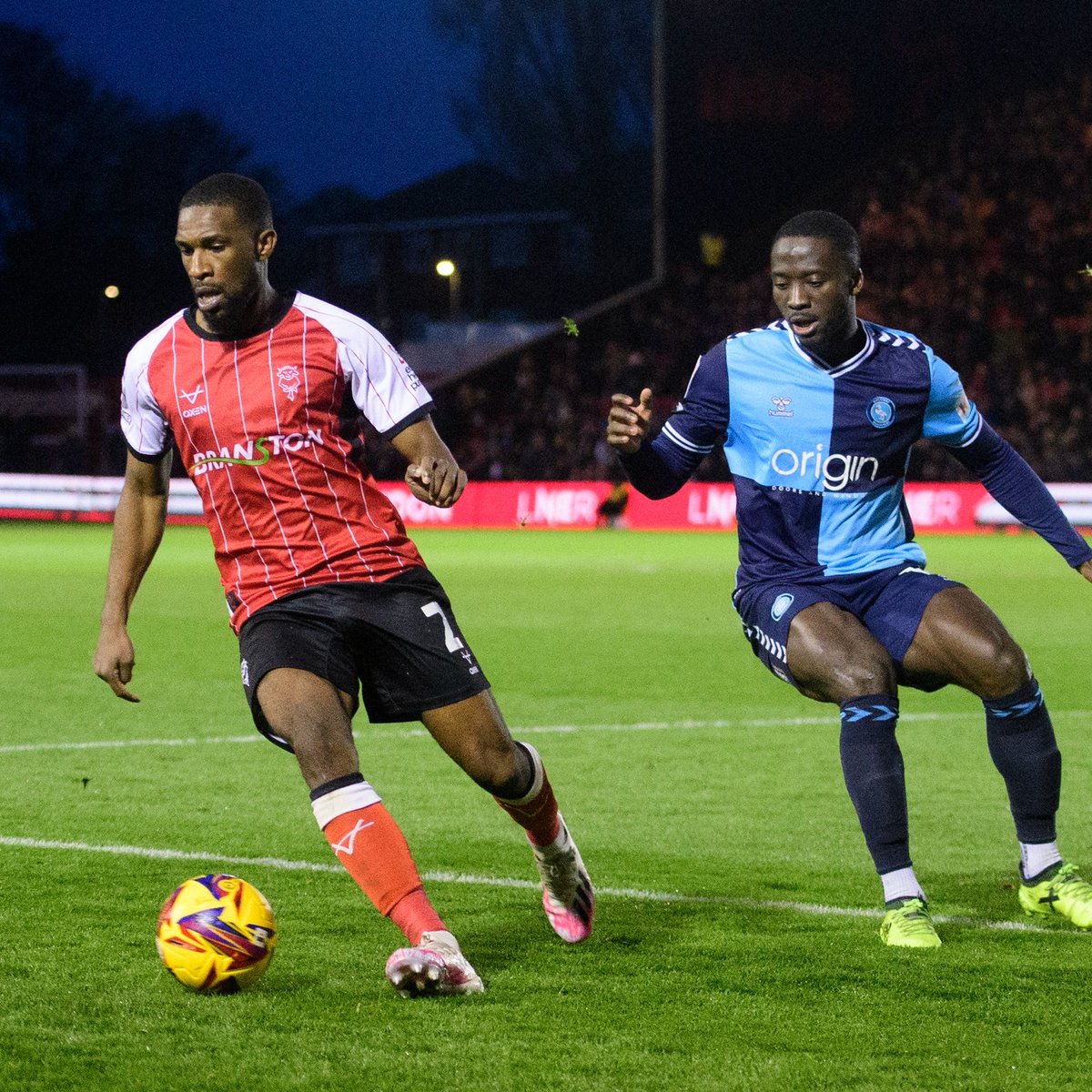 LincolnCity_FC's tweet photo. Ben House stands a cross up to the back post which Darikwa attacks but it's smuggled behind for a corner.

⌚️ 75' | 🔴 1-3 🪑 | #LINWYC https://t.co/KFZUER1ZhE