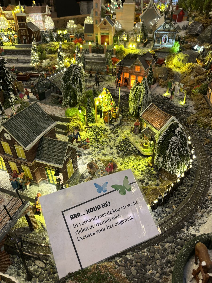 Wilbert1808's tweet photo. Is er tussen de kerstdorpen bij de @Intratuin in Zevenhuizen dit neergezet. Met dit soort dienstmededelingen lijkt het de @NS_online wel. 😂 https://t.co/iENFX7gQpx
