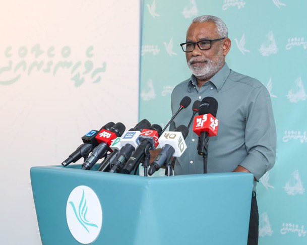 RazzanMDV's tweet photo. ކޮންގްރެސް ޕާޓީގެ އެތެރޭގެ އިންތިޚާބާއި ގުޅޭ މަޢުލޫމާތު ހިއްސާ ކުރެއްވުމަށް ޕާޓީގެ ލީޑަރޝިޕް އިން ބޭއްވި ނޫސްވެރިންގެ ބައްދަލުވުން.

#DhaairaInthikhaabu2024
#DhiveheengeRaajje
#CongressPartyMV https://t.co/ALG4fdpFEe