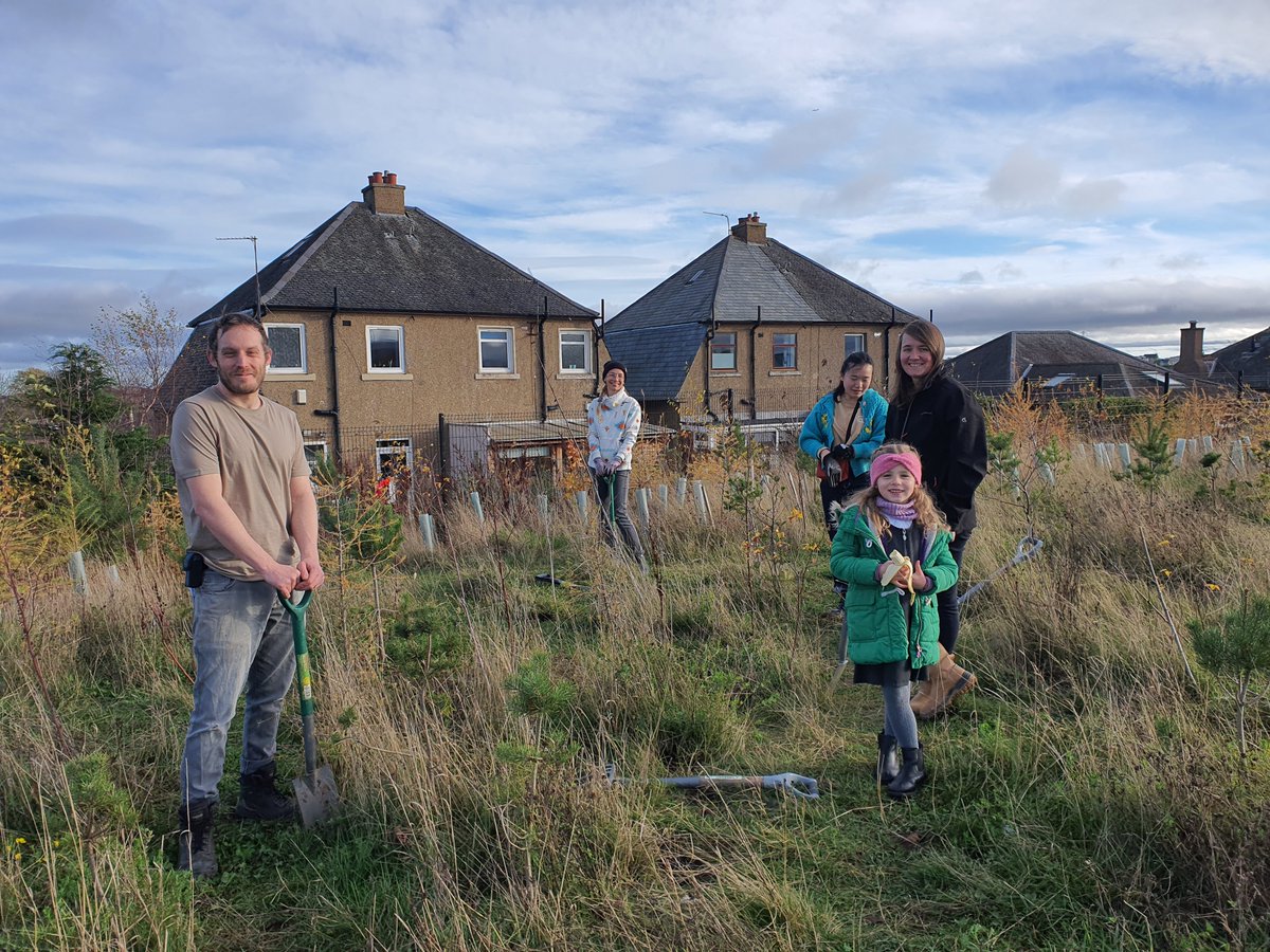 FrogstonFarm's tweet photo. We've had 3 weeks of Gardening Gang now. In that time we've weeded 2 planters &amp; moved almost 50 trees! Thank you so much to the amazing families who have been grafting and to ERZ who came to help out too. We meet every Friday after school. Come join us! #community #HWBTWT https://t.co/4PjuIkuwxN