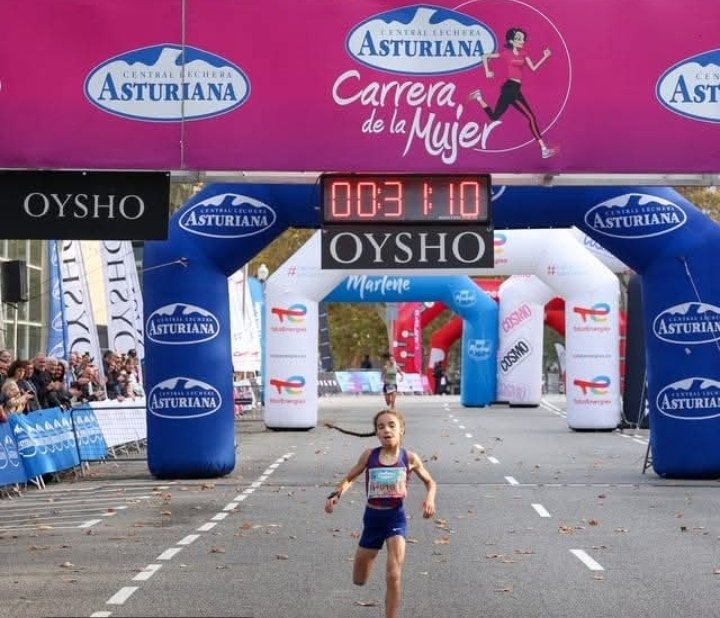 Niña de 11 años termina 5ª entre las 27.000 corredoras. 
 Chloé El Qomri Guigon fue la gran sorpresa de la jornada. Con sólo 11 años, fue capaz de ser quinta de la general en una de las pruebas de más nivel de la Carrera de la Mujer de Barcelona de los últimos años. Marcó 31:10.