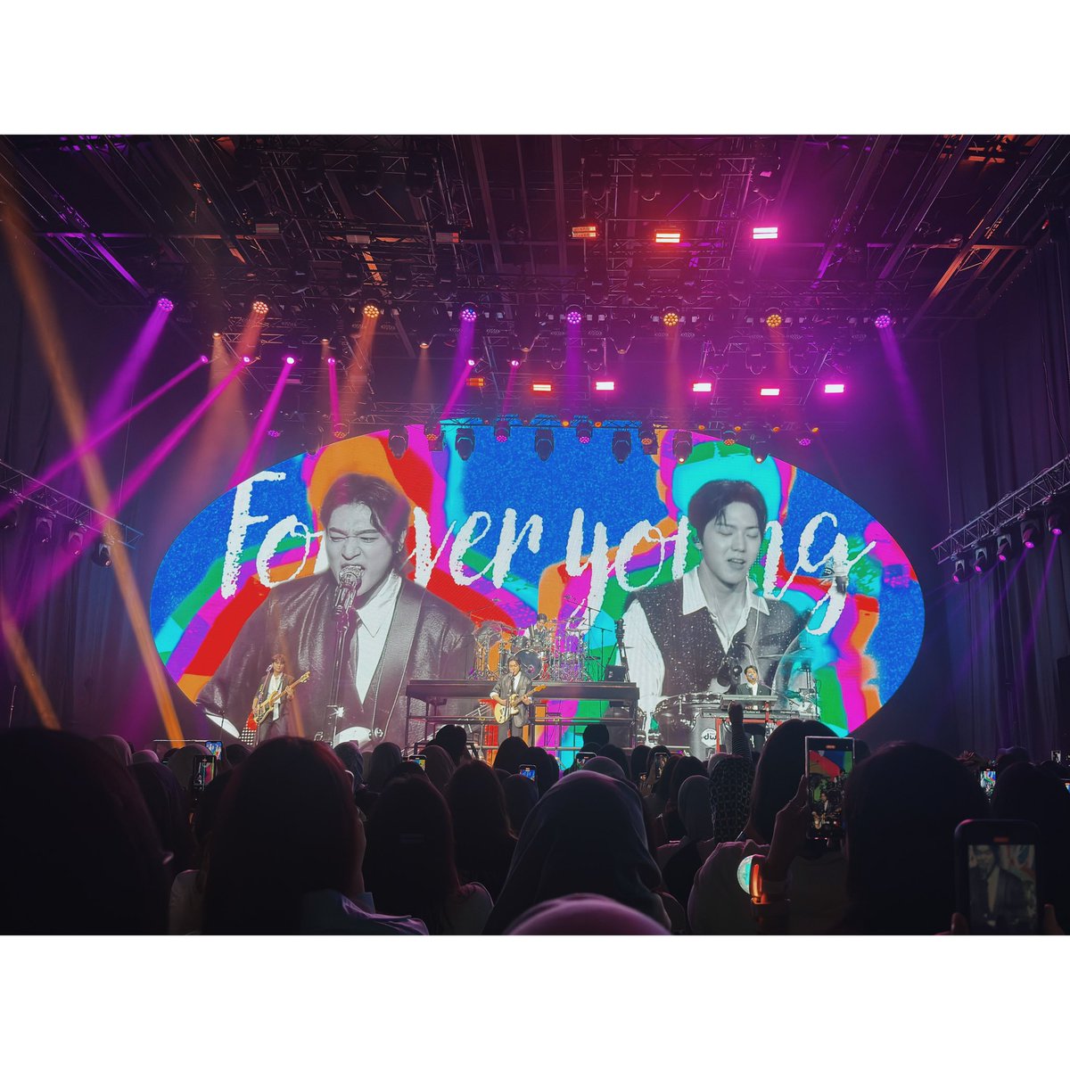 verysungddenly's tweet photo. 241006 Forever Young KL 

My first Day6 concert! 🥹🍀 

#DAY6_3RD_WORLDTOUR 
#Day6inKL https://t.co/LS0BaJbBQL
