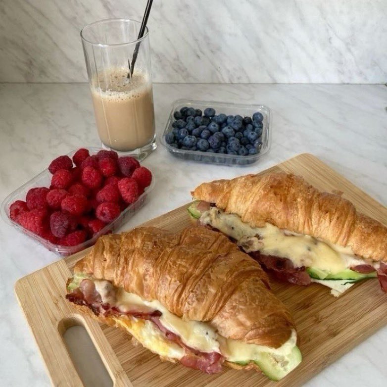 CaldeiraoCafe's tweet photo. ᅟ
                    𝙲𝙰𝙻𝙳𝙴𝙸𝚁𝙰̃𝙾 𝙵𝚄𝚁𝙰𝙳𝙾
                    ▔▔▔▔▔▔▔▔▔▔▔▔
ᅟᅟ❀  · 𝐏edıdo: Café da manhã

ᅟᅟ𝄪 𝐃e: seu gatinho
ᅟᅟ𝄪 𝐏αrα: @JDI01AUR 

ᅟᅟ💌: Obrigado por me fazer o homem mais feliz do mundo. Eu amo você e amo o que a gente tem. https://t.co/zqx7f9POYo