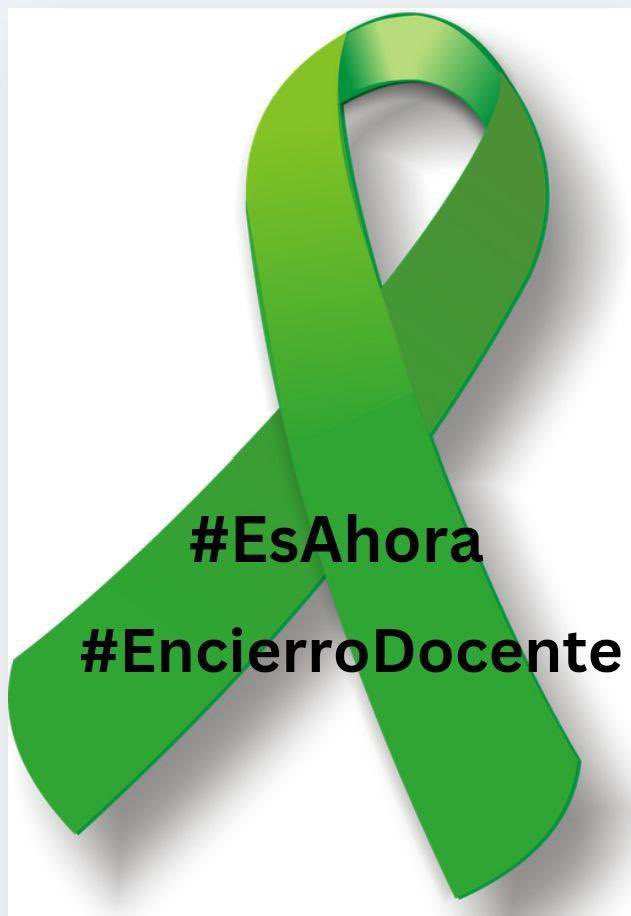 puente84's tweet photo. Compañeros van a por la quinta noche encerrados y la mayor preocupación del Gobierno de Cantabria es que no se vean los lazos que otros profesores han colocado en Peña Herbosa. 

Pues si no quieren lazos toma lazos. 

Los próximos en los centros. 

#Esahora #EncierroDocente https://t.co/eWJZgfuiyW