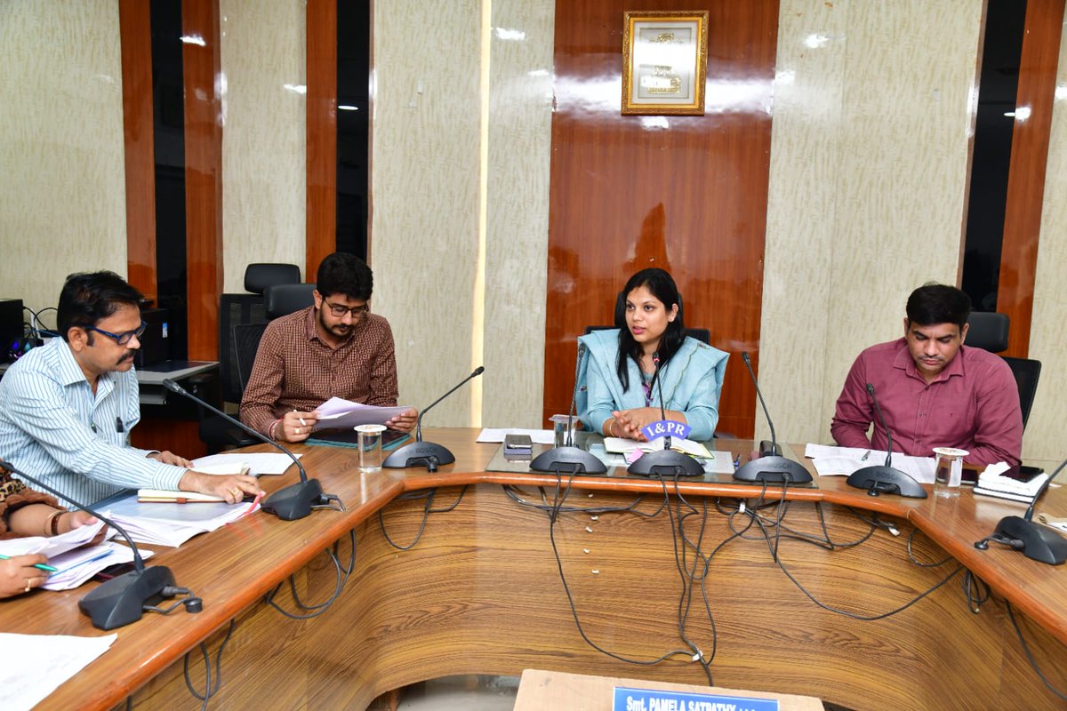 వైద్యశాఖ అధికారులు, మెడికల్ ఆఫీసర్లతో సమీక్షా సమావేశం నిర్వహించారు.
ప్రాథమిక ఆరోగ్య కేంద్రాల్లో ప్రసవాల కోసం అన్ని సౌకర్యాలు కల్పిస్తామని పేర్కొన్నారు. గర్భిణీలకు సాధారణ ప్రసవంపై నమ్మకం కలిగేలా కౌన్సిలింగ్ నిర్వహించాలని అన్నారు.
<a href="/TelanganaCMO/">Telangana CMO</a> 
<a href="/TelanganaCS/">Office of Chief Secretary, Telangana Govt.</a>