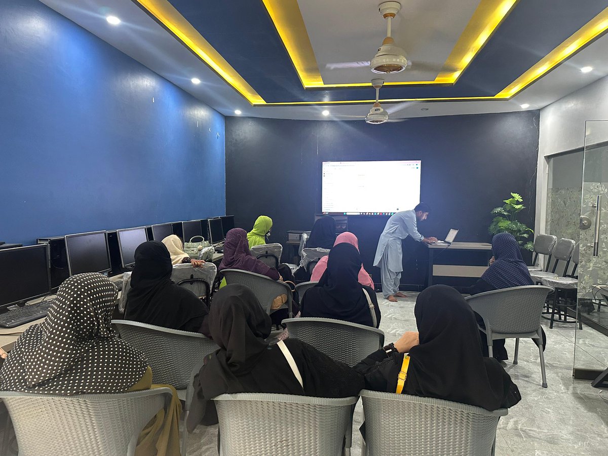 QRoonjha's tweet image. Through WANG and WALI, we provide free AI training to farmers, teachers, students, and social workers, helping them integrate AI into their daily lives.
Last week, we hosted community groups, teaching them AI fundamentals and practical applications.
#TechnologyForChange