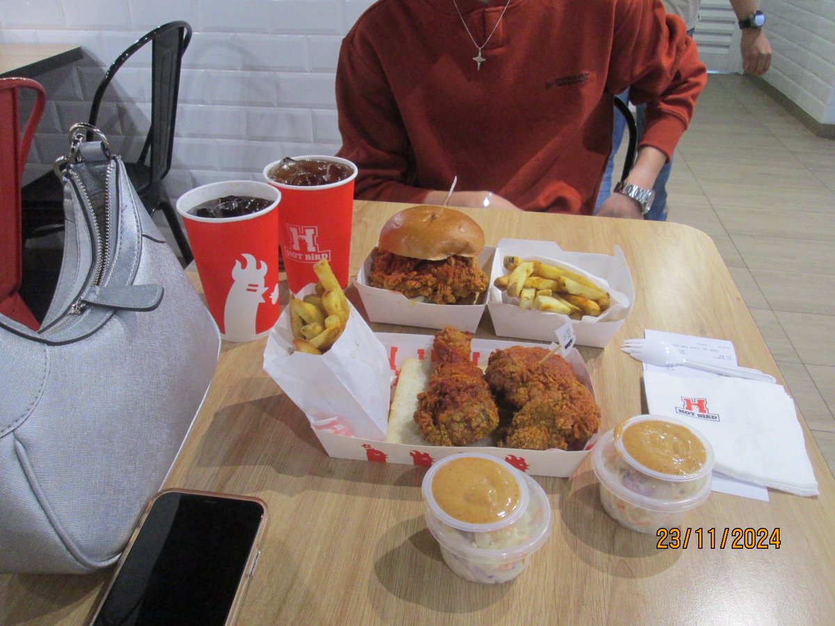 meraccle's tweet photo. hotbird ni sedap sebab pandang orang handsome ke #hotbird #dating https://t.co/u1UJm9hJ4C