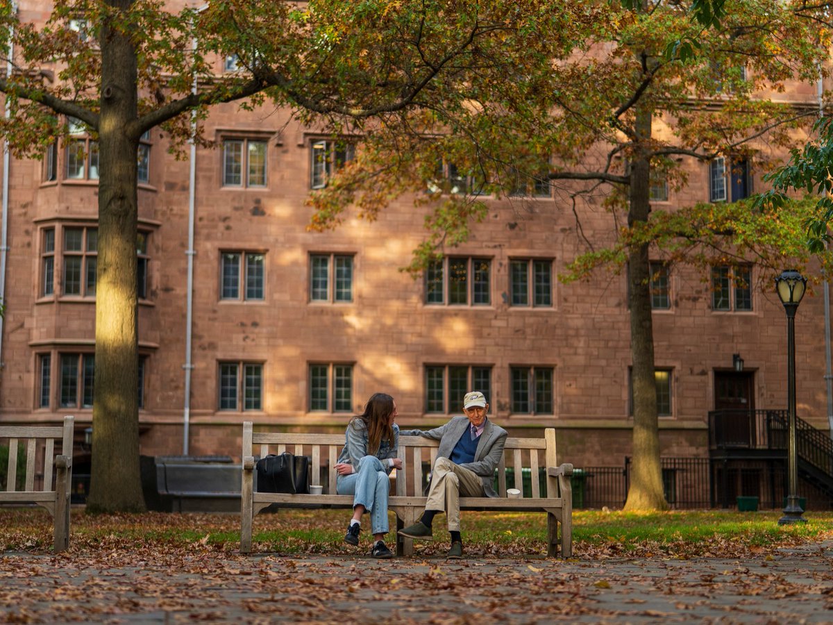 Appreciating these autumn moments on campus. #Yale

📷: Daniel Havlat ’25