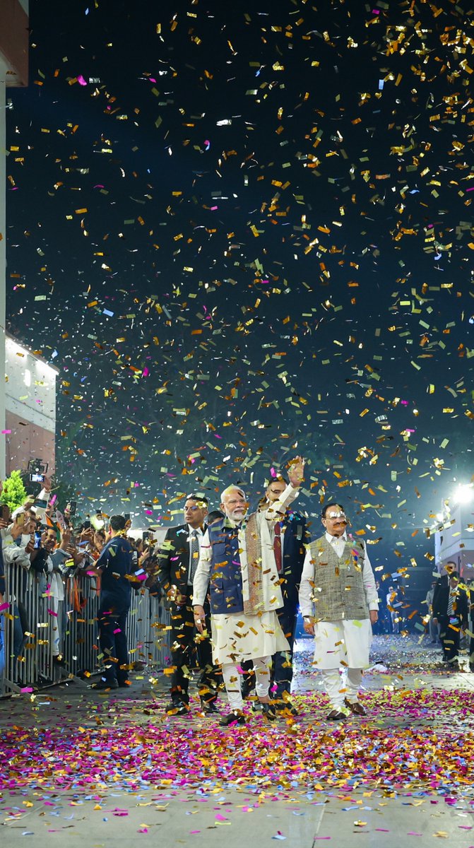 BJP4India's tweet photo. मेरे जीवन का मंत्र है- हमें सेवक बनकर देश के हर नागरिक की सेवा करनी है...

पीएम श्री @narendramodi ने भाजपा मुख्यालय, नई दिल्ली में पार्टी कार्यकर्ताओं को संबोधित किया। https://t.co/Xzv6IiW3TD