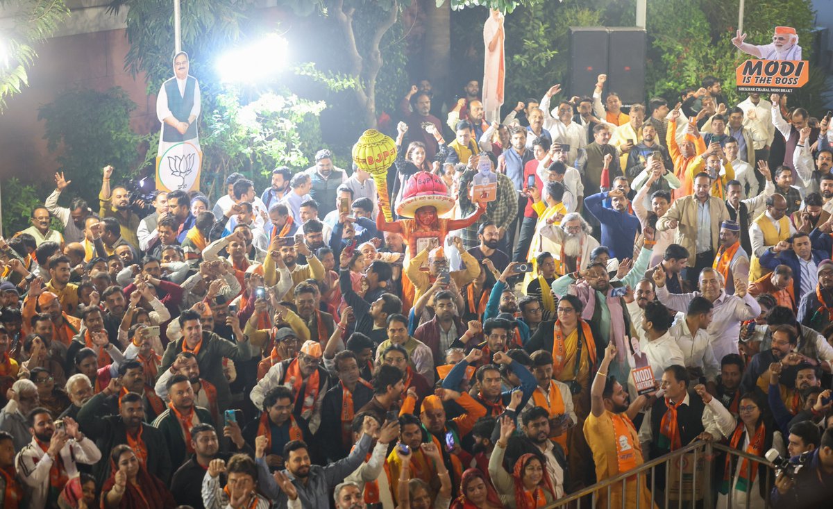BJP4India's tweet photo. मेरे जीवन का मंत्र है- हमें सेवक बनकर देश के हर नागरिक की सेवा करनी है...

पीएम श्री @narendramodi ने भाजपा मुख्यालय, नई दिल्ली में पार्टी कार्यकर्ताओं को संबोधित किया। https://t.co/Xzv6IiW3TD