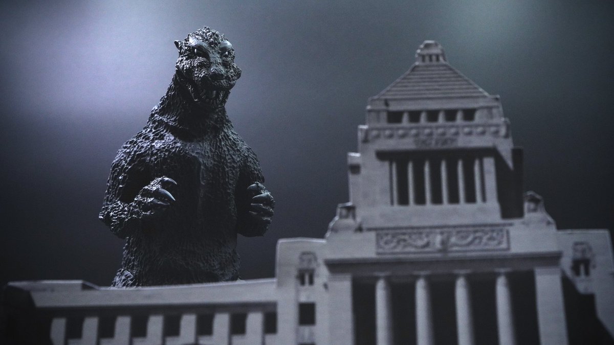 GODZIMON1's tweet photo. 一番くじ ゴジラ 70th Anniversary
A賞 ゴジラ(1954) SOFVICS 国会議事堂出現ver.
今度は黒背景です。
やっぱり国会議事堂と合うなぁ👍
持ってないから印刷して厚紙に貼って書き割りみたいにしてみました。
70年前の映画作りも工夫がたくさん合ったのでしょう。
#GODZILLA
#酒井ゆうじ
#sofvics https://t.co/erWxeTXoXi
