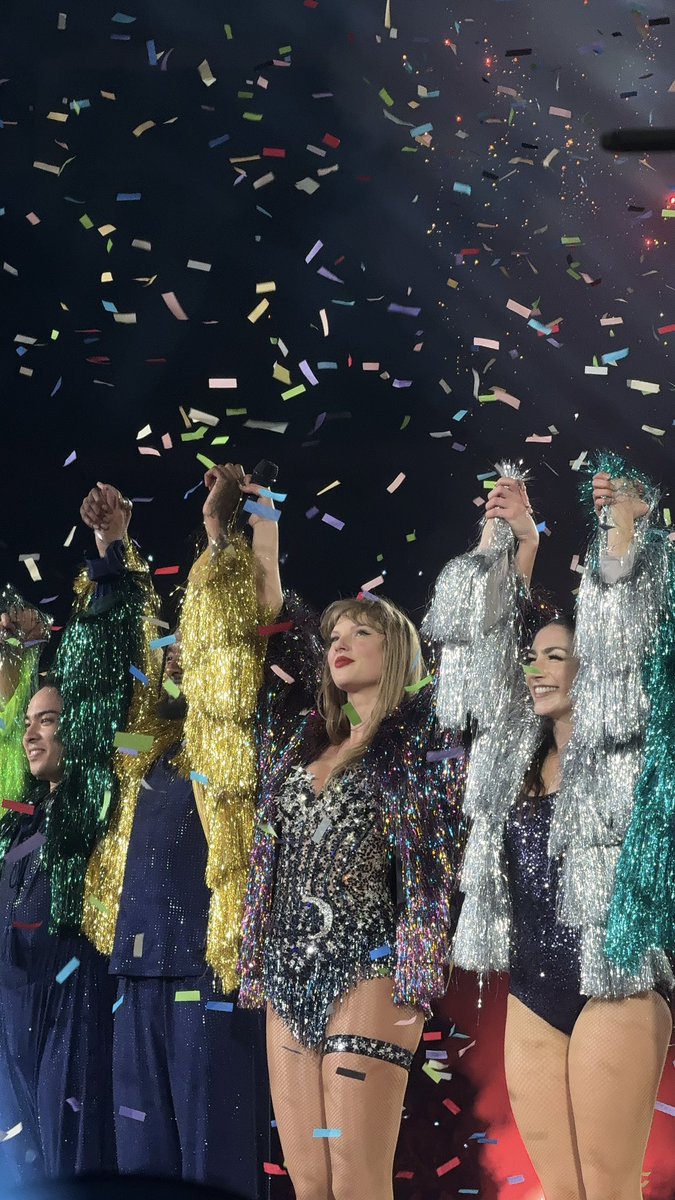 swiftie_liza's tweet image. Cannot believe I took this pic 😍 #TorontoTSTheErasTour @taylornation13
