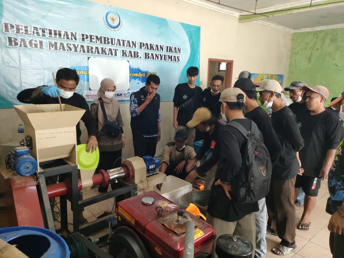 BudiFIRST2's tweet photo. Jumat (21/11/2024), Budi Mulyadi Luhkan Banyumas, pendampingan kegiatan pelatihan pembuatan pakan ikan bagi masyarakat Kab.Banyumas, Selama 3 hari yang diselenggarakan oleh BPPP Tegal, di Desa Panembangan Kec.Cilongok Kab.Banyumas
#GiatluhkanSatminkalTegal
#Luhlapor
#pakanmandiri https://t.co/jXy36doAvo