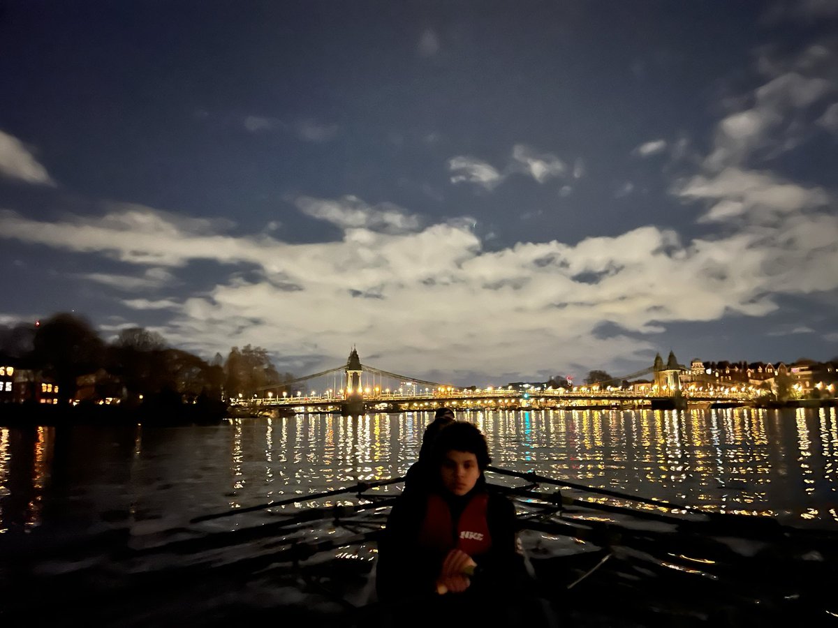 Wow amazing conditions for a full 16 students from <a href="/chelseaacademy/">Chelsea Academy</a> to make it out on the water last night with <a href="/FulhamReachBC/">Fulham Reach BC</a>, thanks for the great coaching!