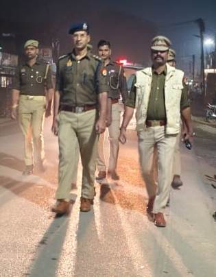 gorakhpurpolice's tweet photo. #gorakhpurpolice
➡️#sspgorakhpur के निर्देशन में शान्ति एवं सुरक्षा व्यवस्था बनाये रखने हेतु #CoGola द्वारा #PsUruwabazar पुलिस बल के साथ #FootPatrolling कर आमजन मानस को सुरक्षा का एहसास कराया गया ।
#UPPolice
@dgpup @AdgGkr @diggorakhpur https://t.co/owxVj1tBAp