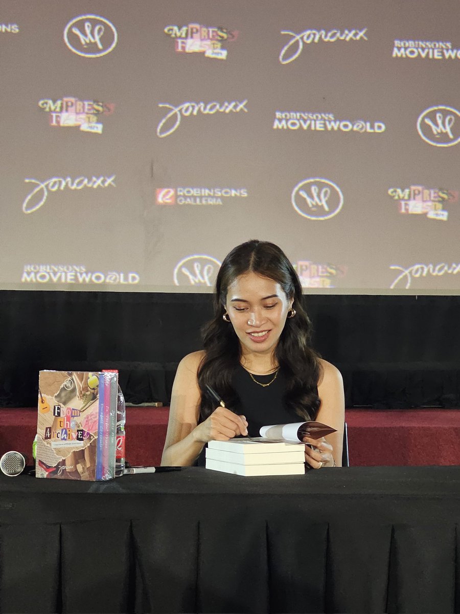 damnwhipped's tweet photo. sino namang hindi papansin sayo eh ang ganda mo?

#JonaxxManilaBookSigning2024
#FTABookLaunch https://t.co/ukQUiJUyyi