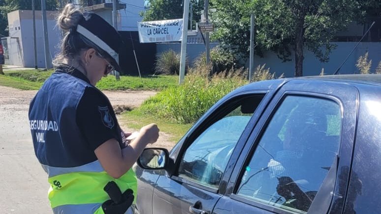 RedSegVial's tweet photo. #SantaFe #Recreo
🚔Realizamos un operativo en #AvCircunvalaciónOeste y #RP70  con la utilización de drones que nos permiten detectar conductas de riesgo y abordarlas en forma inmediata.

▪️80 vehiculos fiscalizados.
▪️2 motos remitidas.
▪️ 1 procedimiento por licencia apócrifa. https://t.co/4Qysy70QFx