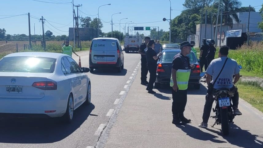 RedSegVial's tweet photo. #SantaFe #Recreo
🚔Realizamos un operativo en #AvCircunvalaciónOeste y #RP70  con la utilización de drones que nos permiten detectar conductas de riesgo y abordarlas en forma inmediata.

▪️80 vehiculos fiscalizados.
▪️2 motos remitidas.
▪️ 1 procedimiento por licencia apócrifa. https://t.co/4Qysy70QFx